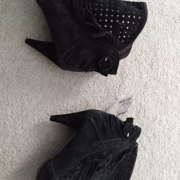 NWT Chinese Laundry black suede fringe booties w/star cutouts, Sz 9 - Picture 3 of 5